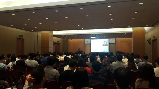 지난 16일 서울 코엑스에서 한이음데이가 열렸다. 김윤이 뉴로어쏘시에이츠 대표(맨앞 연단)가 ICT 특강에서 '사물인터넷 시대의 데이터디자인'을 주제로 강연하고 있다.